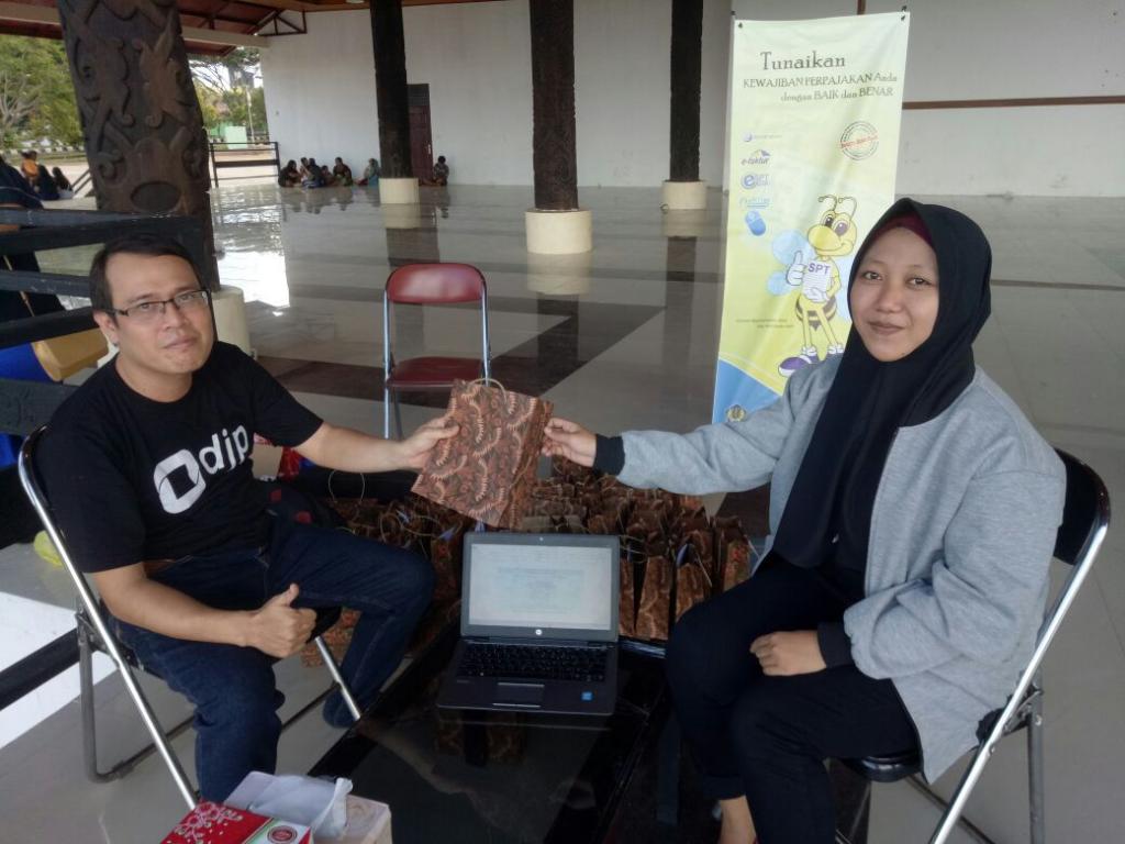 Wajib pajak yang melaporkan SPT via e-filing di stand pojok pajak