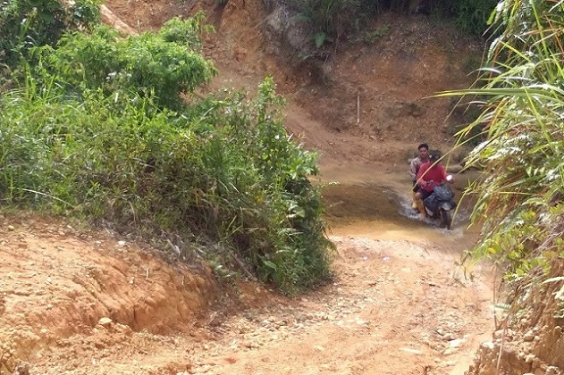 Perjalanan menuju lokasi, butuh keberanian untuk naik turun gunung dan menyeberang sungai