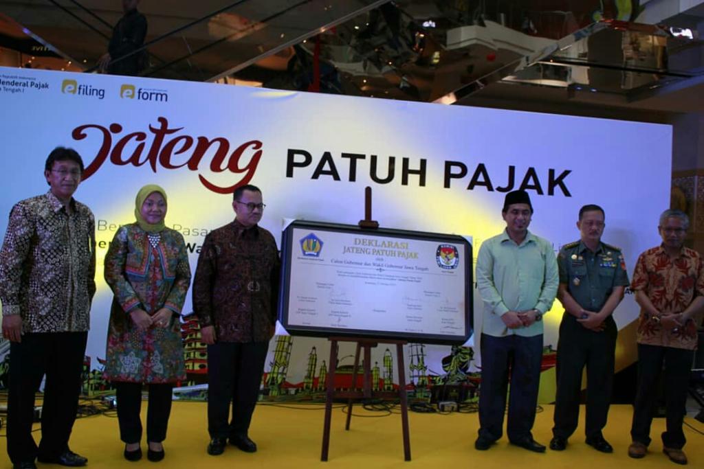 Seluruh penandatangan Deklarasi Jawa Tengah Patuh Pajak berfoto bersama