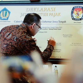 Cagub Jateng Sudirman Said menandatangani deklarasi