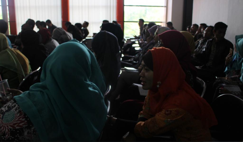 Diskusi antar pegawai