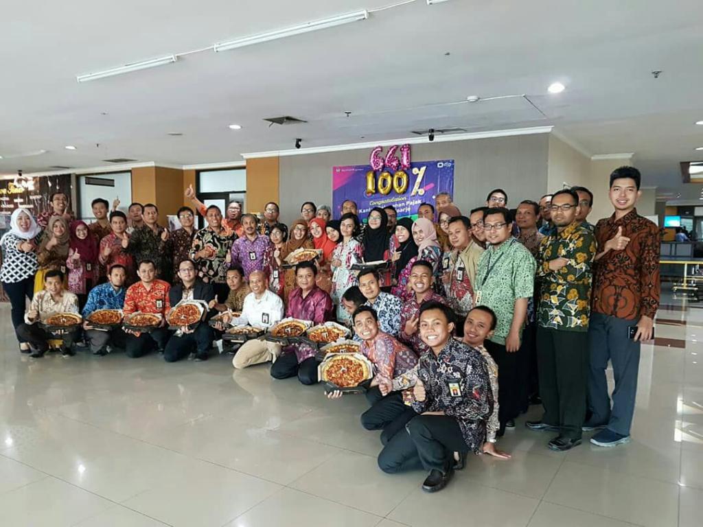 Seluruh pegawai berfoto bersama