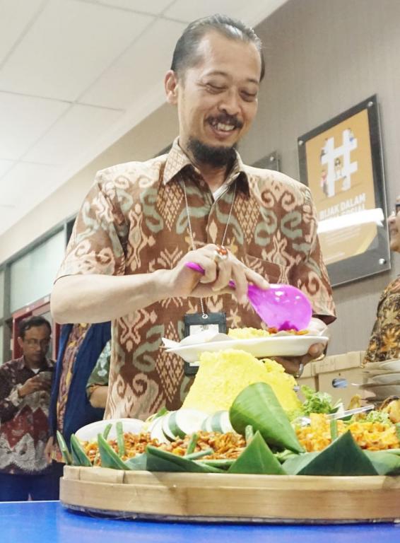 Kepala Kantor KPP Madya Sidoarjo memotong tumpeng