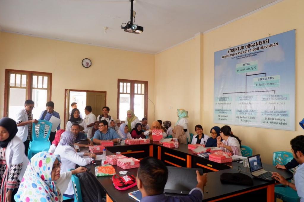 Para peserta mengikuti acara dengan antusias