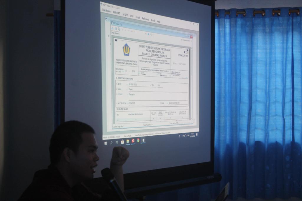 Petugas KP2KP Sangatta memberikan penjelasan terkait SPT Masa PPh 21/26