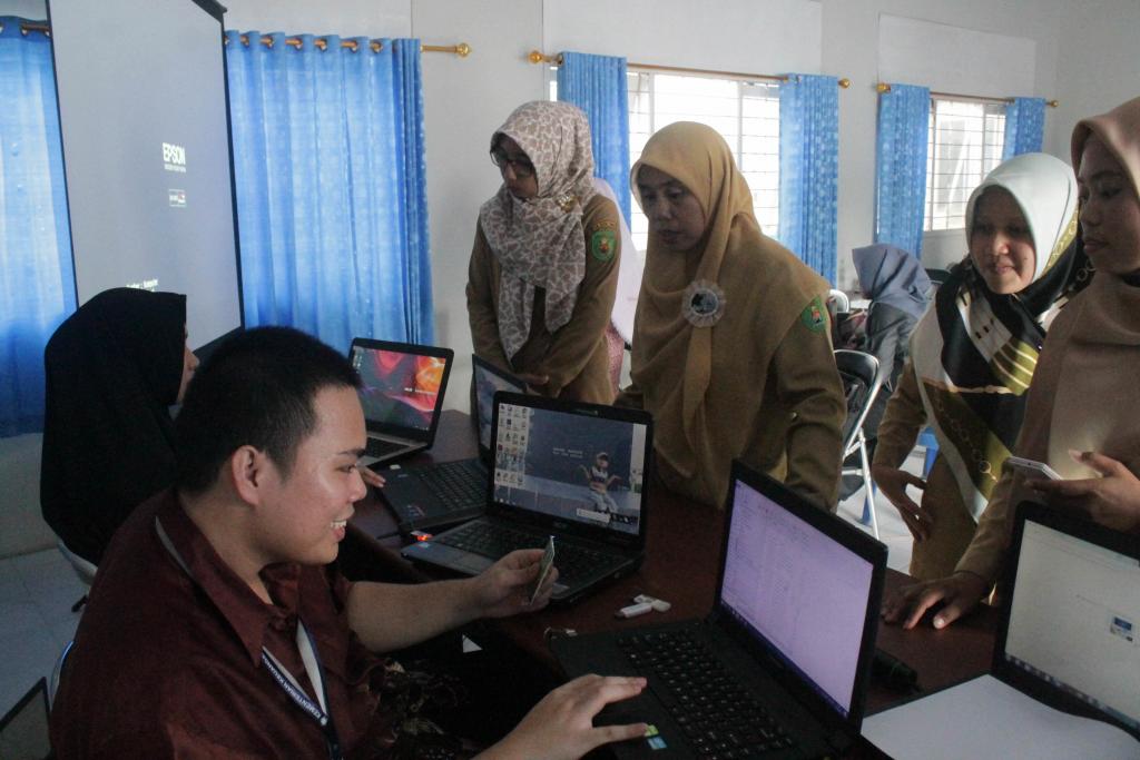 Diakhir acara peserta sosialisasi menginstall aplikasi E-SPT