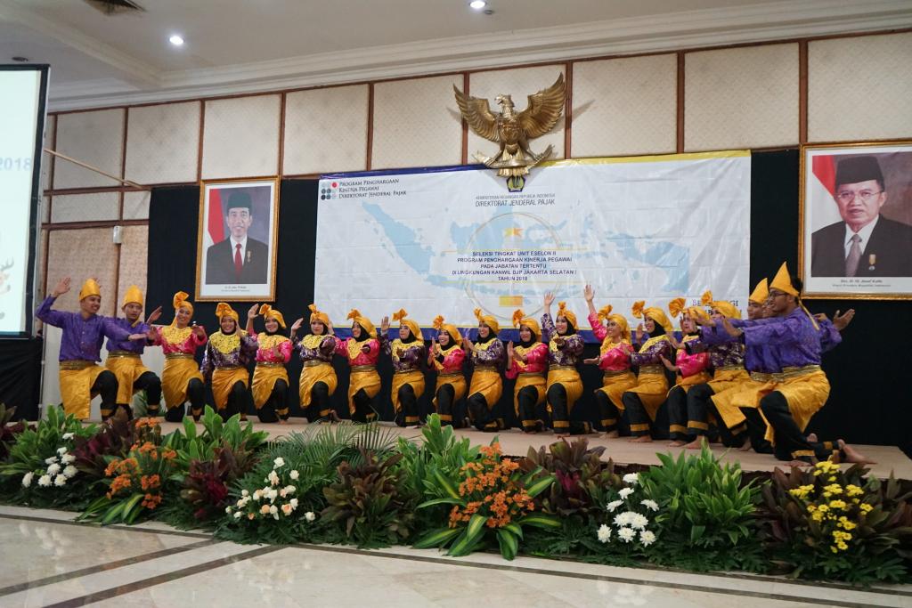 Tari persembahan dari KPP Madya Jakarta Selatan I