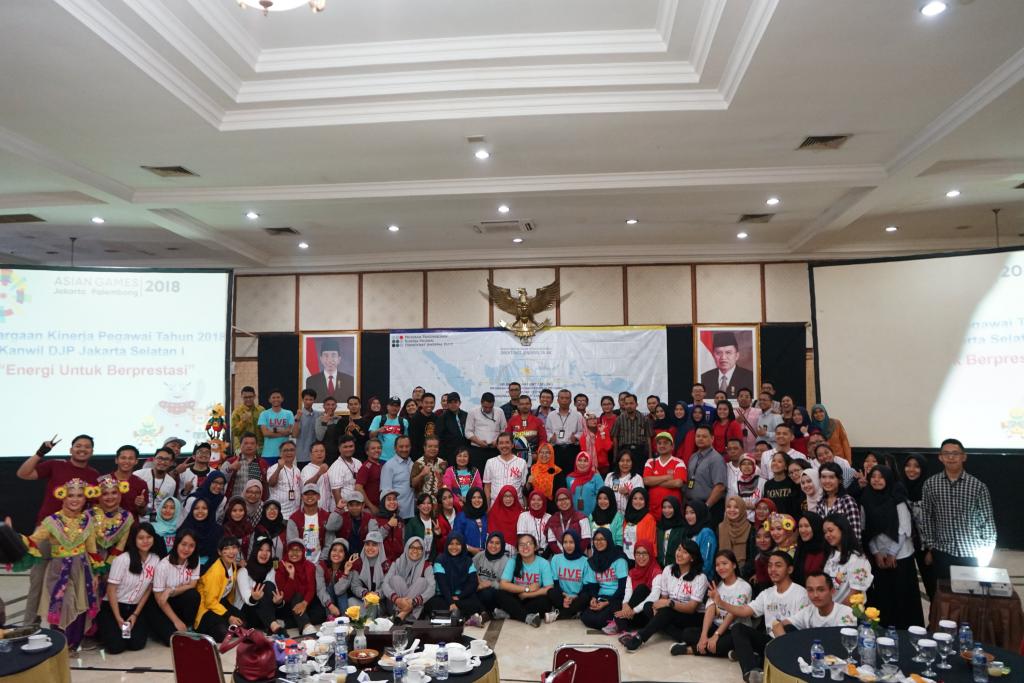 Foto bersama Kepala Kantor dan seluruh pegawai