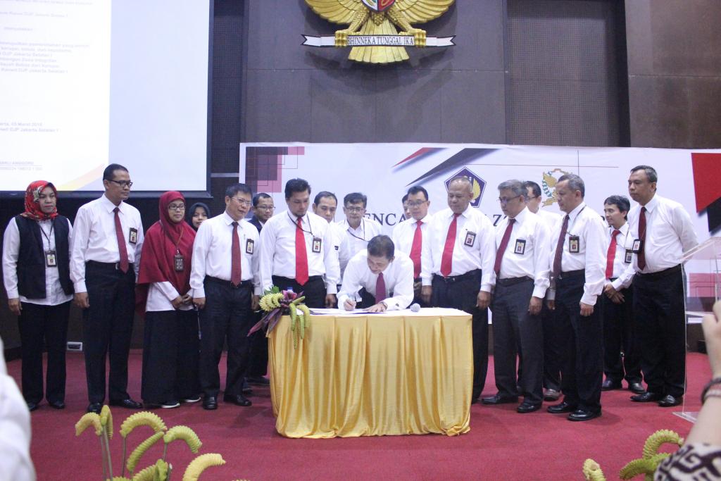 Kepala Kanwil DJP Jakarta Selatan I menandatangani Piagam Pencanangan Pembangunan Zona Integritas