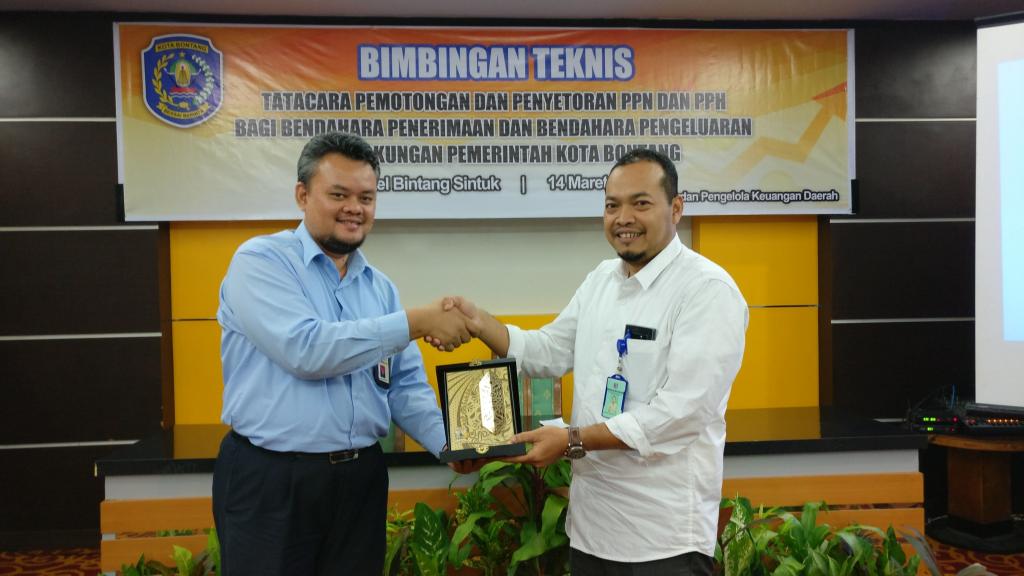 Pemberian plakat kepada BPKD Bontang sebagai bentuk terimakasih atas kerjasama dibidang perpajakan