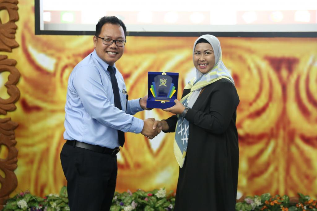 Pemberian Penghargaan kepada Bendaharawan Terbaik