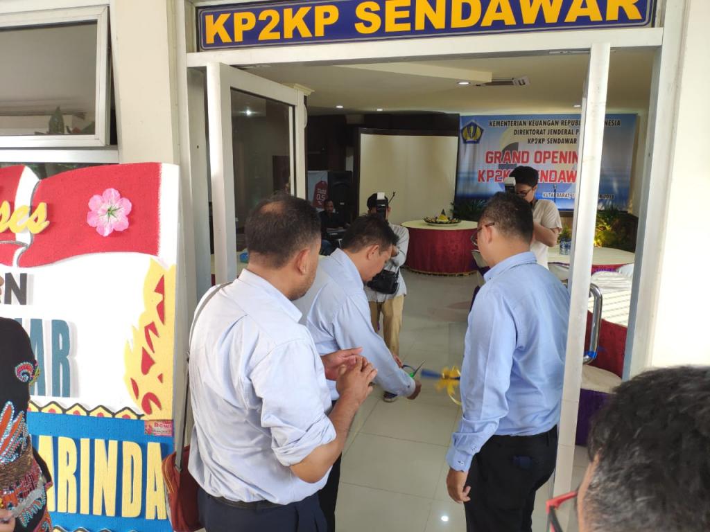 Kakanwil Kaltimra Samon Jaya menggunting pita peresmian KP2KP Sendawar