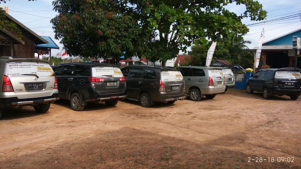 sebagian mobil yang sudah terpasang stiker one way, seluruhnya berjumlah 10 mobil.