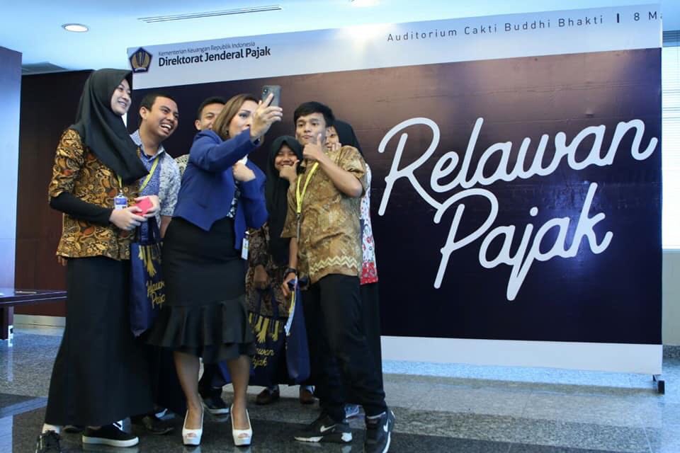 relawan pajak berfoto bersama kak ani natalia