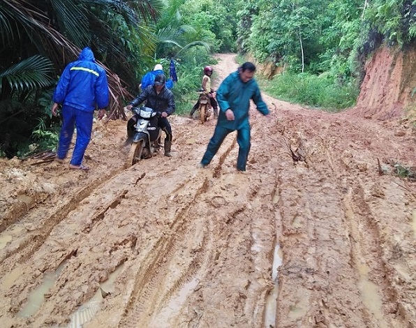 Sedikit tantangan menuju tempat penyuluhan. Penumpang harus turun, agar Pak Ojek bisa melewati jalan yang berlumpur