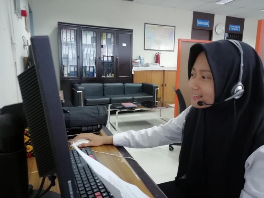 Petugas Operator Triple One sedang bertugas