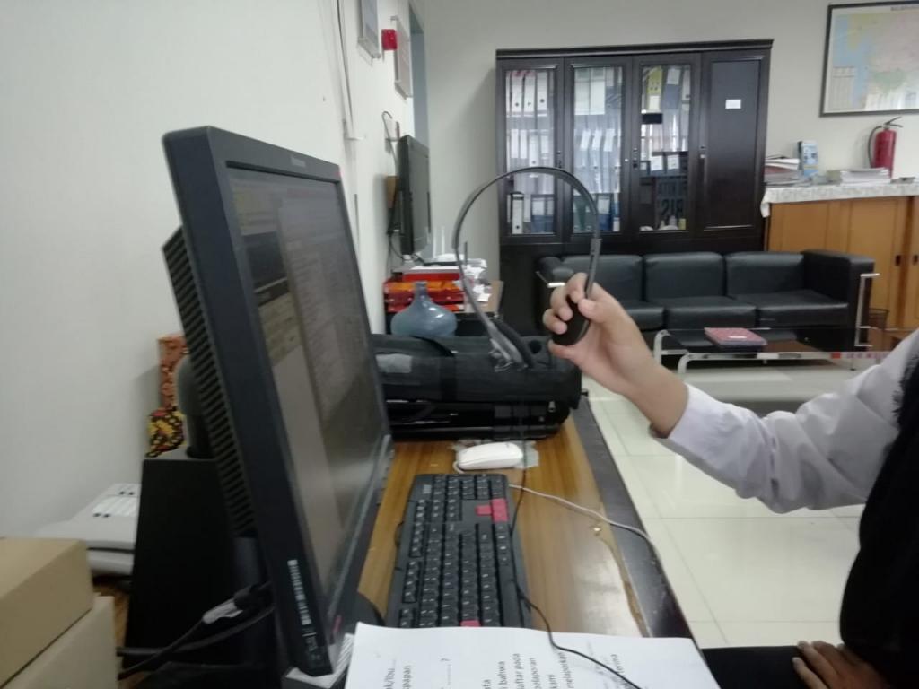 Perangkat komputer yang digunakan oleh petugas Triple One