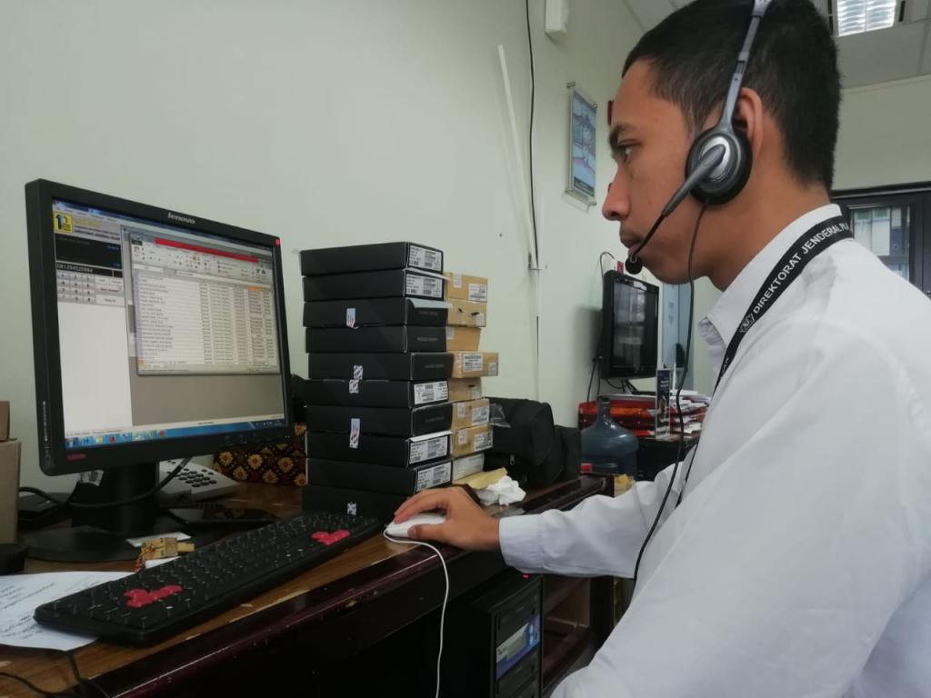 Petugas Operator Triple One sedang bertugas