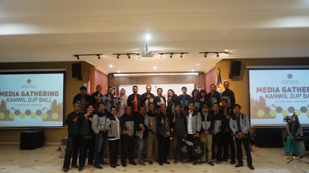 Kegiatan ditutup dengan foto bersama antara Kanwil DJP Bali dengan semua undangan.