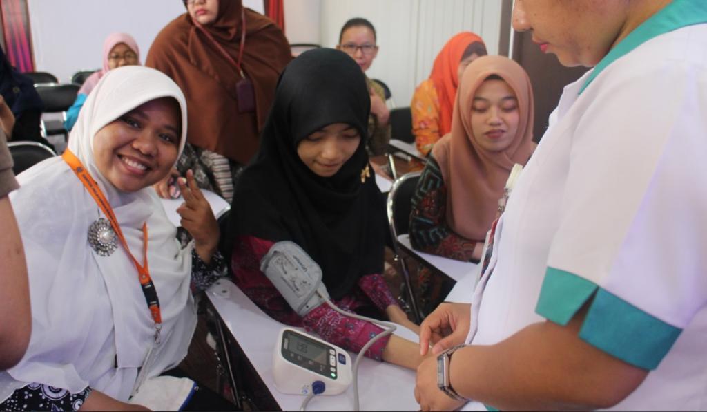 Pengecekan tekanan darah