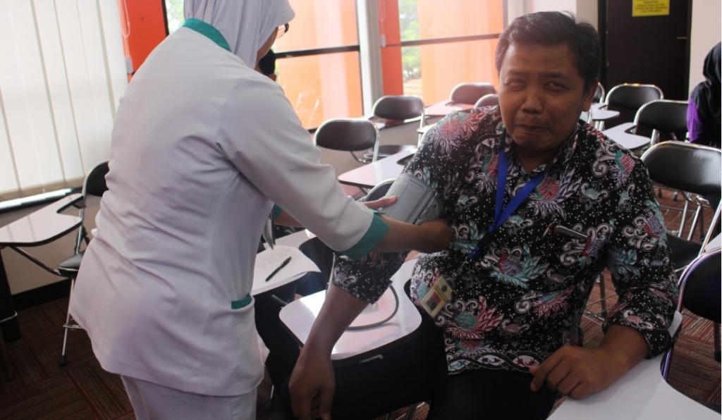 Pengecekan tekanan darah