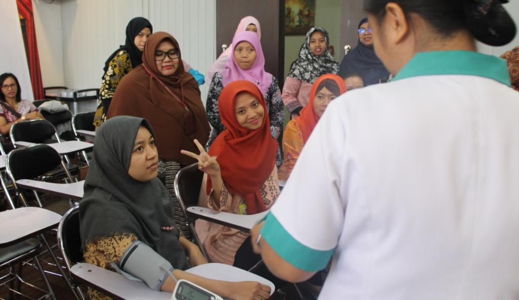 Pengecekan tekanan darah