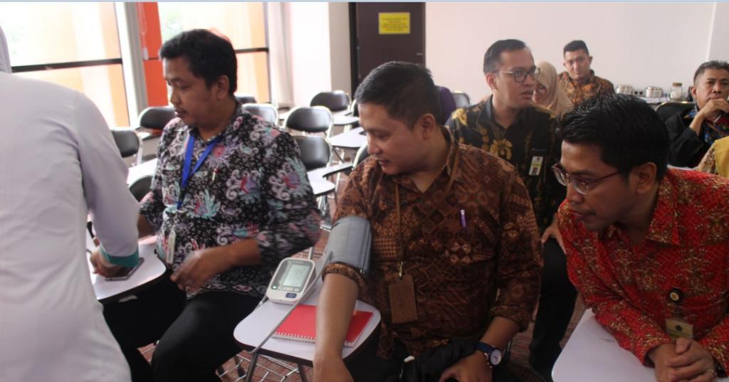 Pengecekan tekanan darah