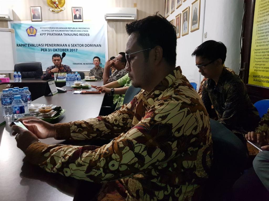 Kepala Seksi Pelayanan KPP Pratama Tanjung Redeb Memberikan Sambutan Kepada Para Anggota Tim Satgas
