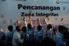 Pegawai KPP Pratama Kolaka mencap tangan pada Kanvas Integritas.