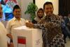 Kepala Kanwil DJP Kaltimra Samon Jaya memasukkan kertas suara ke kotak suara
