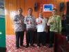 Perwakilan KPP Pratama Manokwari berfoto bersama penyiar RRI