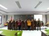 Pegawai Kejaksaan Negeri Sumenep berfoto bersama rombongan KP2KP Sumenep