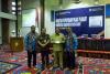 Bupati Kutai Barat menunjukan BPE saat berfoto dengan Kepala KPP Pratama Tenggarong